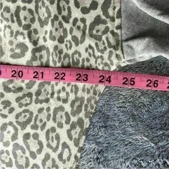 Rails Alice Leopard Print Cotton Blend Top in Mixed Grey Cheetah Size Large NWT - Picture 7 of 10